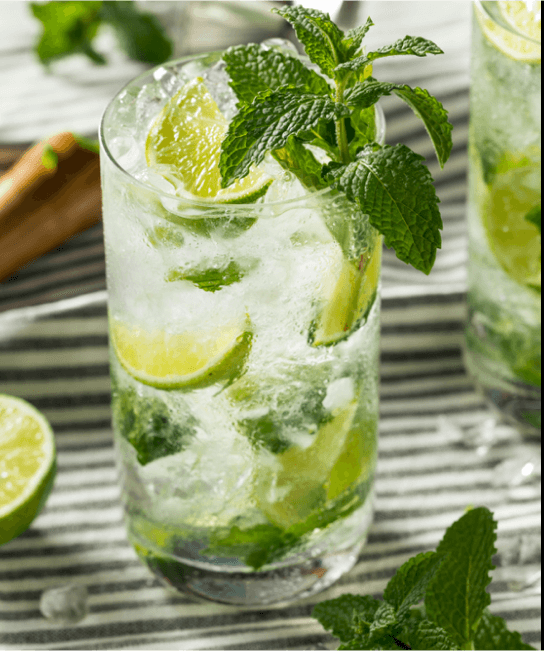 Bebida RTD ONE sabor mojito acompañado de una rodaja de Limón y hojas de mentas en un vaso de Xauxa