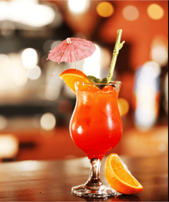 Bebida RTD ONE sabor strawberry acompañado de una rodaja de naranja y una sombrilla en una copa de Xauxa